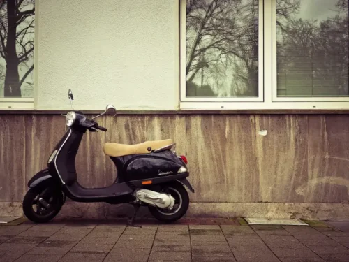 Wygodnie, bezpiecznie i stylowo – jak ubrać się na motocykl miejski?